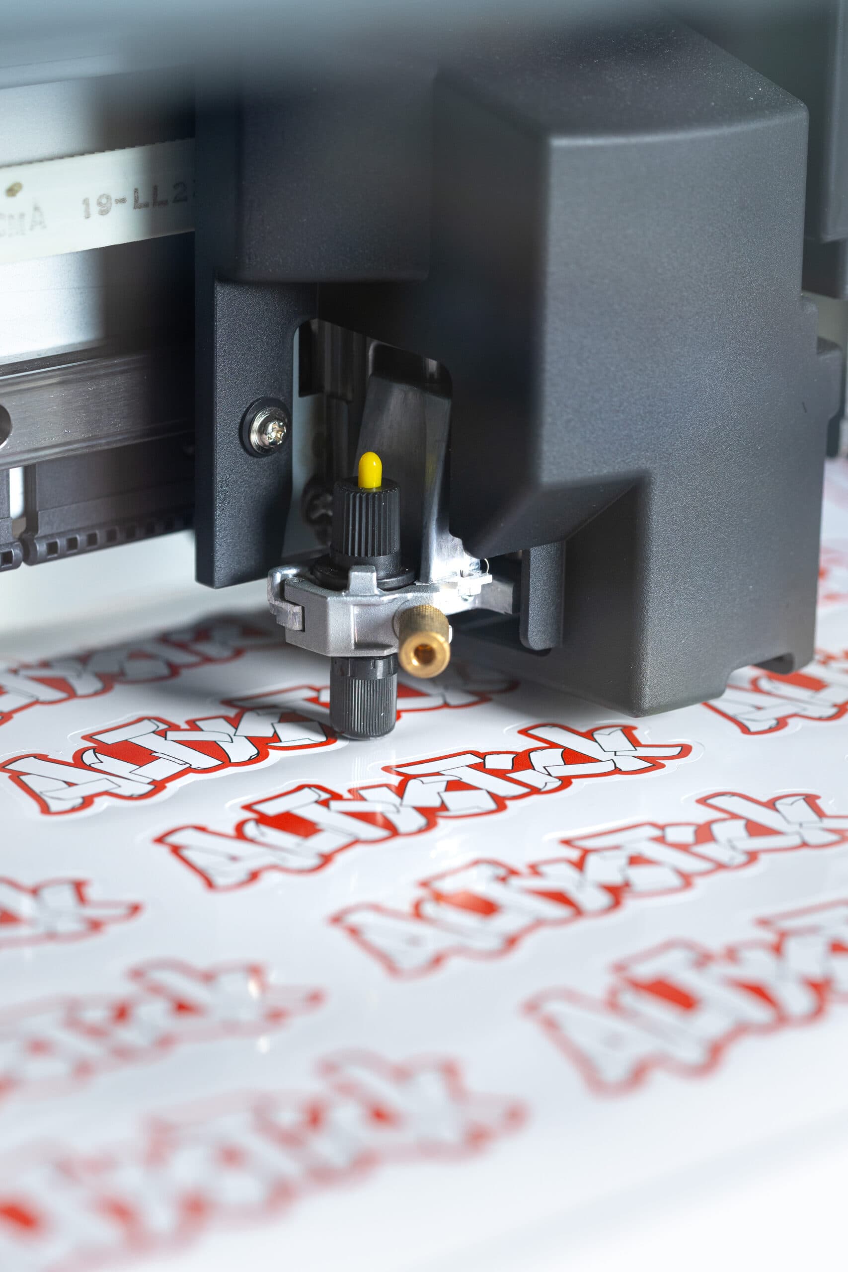 Altystick-Sticker werden am Schneideplotter der Werkstatt geschnitten