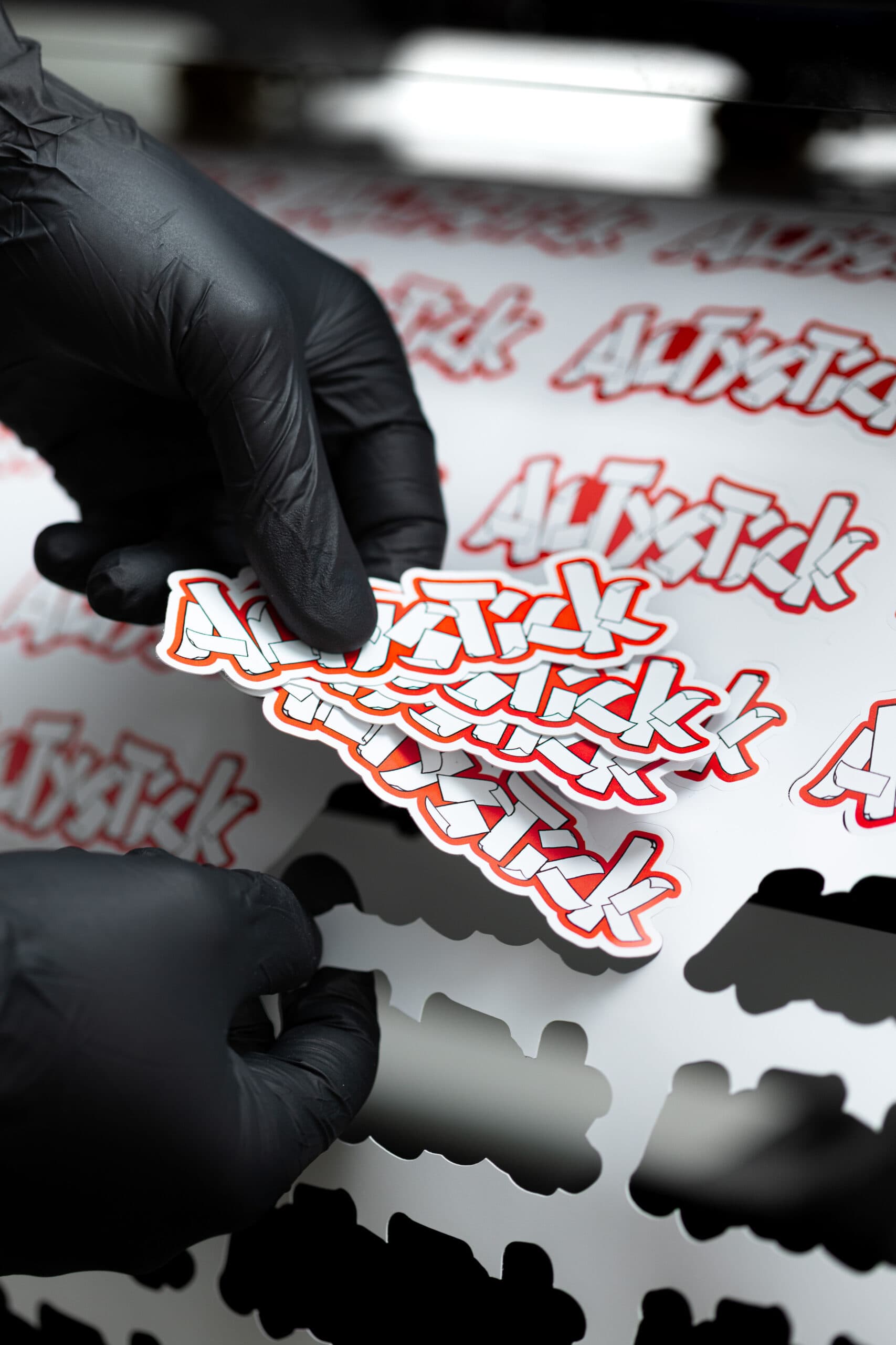 Konturgeschnittene Altystick-Sticker, vom Bogen gelöst
